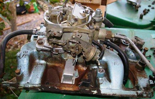 Oh just look at this poor, neglected, run hard and put away wet (Litterely look at the corossion) Carburetor and intake manifold.  Kinda makes me wonder what body of water these people find them in?